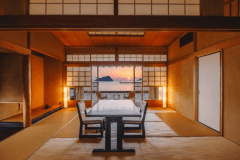 【本館2階／角部屋-西の間-　】大島や鳥島、宝当神社のある高島などの景色をお愉しみ下さい。