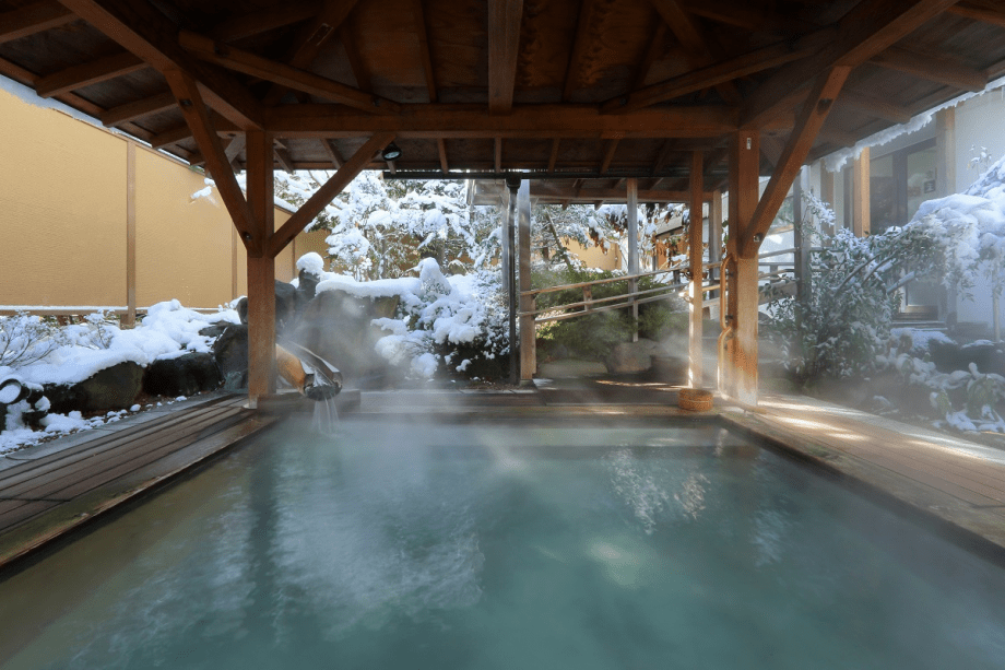 冬の月見の湯　檜露天風呂