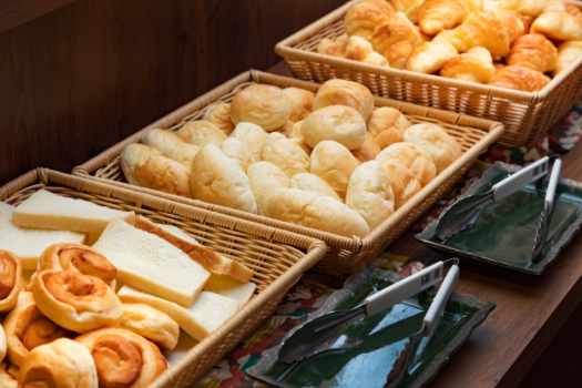 朝食は地元のパン屋さんのパン