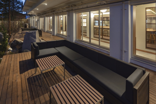 Shopの外にはちょっと寛げるTerrace