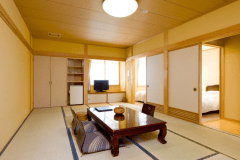 【本館】和洋室ツイン～14畳和室にツインベットルーム付の広々とお寛ぎいただける和洋室です。