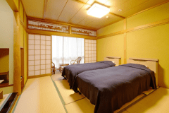 10畳＋広縁付きの当館スタンダード和室に、シモンズ社製ツインベッドをご用意。
質の高い眠りと目覚めをご体感ください。