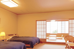 【豊翠閣】和洋室(バス付)～ベットはシモンズ社製セミダブルをご用意。
快適な寛ぎのひと時をお過ごしください。