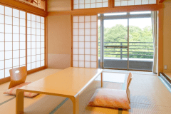 【本館】10畳和室～富山平野・富山湾を一望できる展望和室です。
四季折々の眺望をお楽しみください。