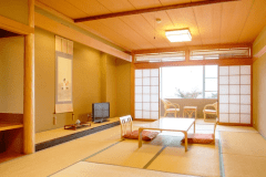 【豊翠閣】12畳和室(バス付)～富山平野・富山湾が一望できる展望和室です。
別館『豊翠閣』は、静かに落ち着いたプライベートなひとときが過ごせます。