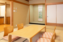 【本館】和洋室～14畳和室＋洋間付。
純和室ではゆったりおくつろぎいただけます。お休みはシモンズ製ベットで質の高い安眠をご体感ください。