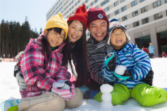 【ホテル外観（スキーシーズン）】ゲレンデ目の前