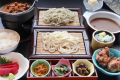 【ちょこっと夕食】カレー食べ放題＋煮物、マグロの刺身、おばんざい3点盛り、唐揚げ