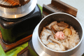 【本館レストラン「かたくり」でしゃぶしゃぶ】ホタテとカニの釜めし