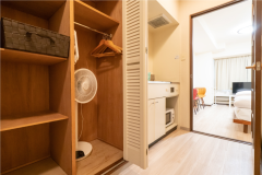 【スーペリア洋室(305)】収納スペース&キッチン 【スーペリア洋室(305)】収納スペース&キッチン