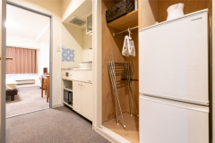 【スーペリア洋室(703)】収納スペース&キッチン 【スーペリア洋室(703)】収納スペース&キッチン