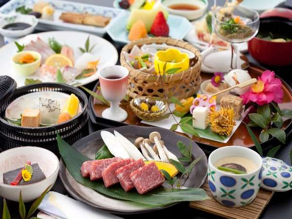 九州産黒毛和牛の陶板焼きがメインの会席。ボリュームも満点！／一例