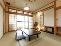 目の前を流れる筑後川の音も心地よく、耳納連山も一望できる／10畳客室　一例