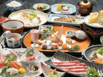 雅会席料プランの料理一例です。季節により内容の変更がございます。
