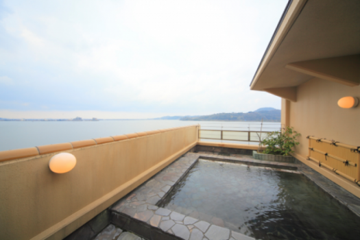 東郷湖が一望できる【展望露天風呂】