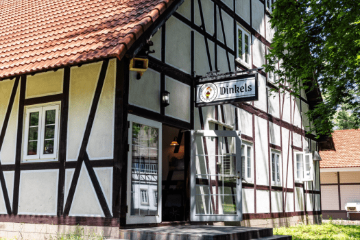 【カフェ・ディンケルス】ヨーロッパの雰囲気漂う店内では、こだわりの「十勝バーガー」をご提供。