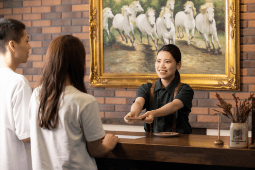 【センターハウス】チェックインの手続きなどはこちらで。お困りことなどお気軽にお尋ねください。