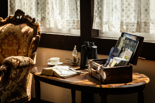 雰囲気溢れる家具に囲まれ、古き良き時代にタイムスリップ。 雰囲気溢れる家具に囲まれ、古き良き時代にタイムスリップ。