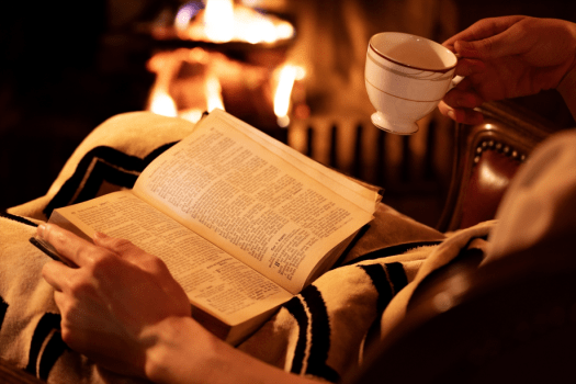 【コテージ】パチパチと優しく響く音を感じながら、暖炉の前で過ごす静かな時間。