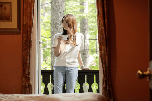 【コテージ】朝はバルコニーで木々の緑に癒されながら至福のコーヒータイムを。