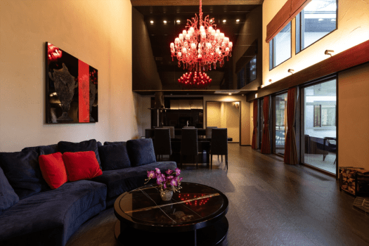 【プレジデンシャル】開放感溢れる暖炉付リビングに豪華なシャンデリアが煌めく上質空間。