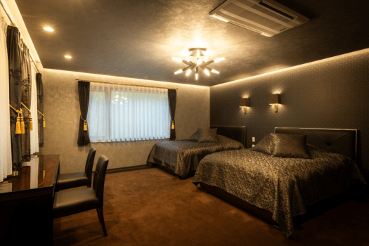 クイーンサイズ2台を配した、広々としたベッドルーム