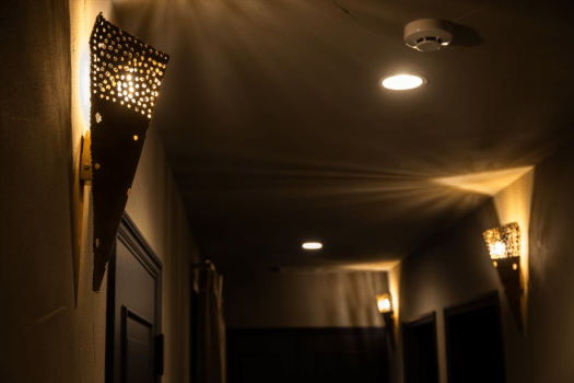 廊下の照明など細部にもこだわりが光る。