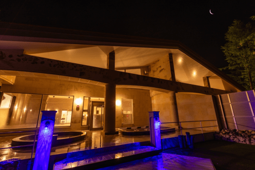 幻想的な光に包まれる夜の露天風呂。何も考えずただただ湯につかる贅沢な時間をごゆっくり。