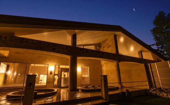 森の中で浸かる露天風呂。大きな青空と美しい鳥のさえずり。美しい夜空を見上げながら過ごす至福のとき。 森の中で浸かる露天風呂。大きな青空と美しい鳥のさえずり。美しい夜空を見上げながら過ごす至福のとき。