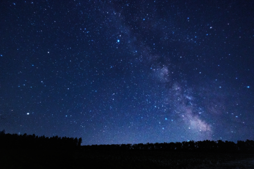 空を見上げれば、満天の星。普段見る事ができない光景に思わず感動――。 空を見上げれば、満天の星。普段見る事ができない光景に思わず感動――。