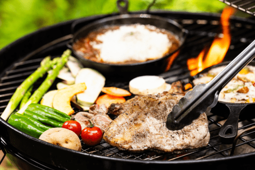 「ジュー」と焼ける肉の音、炭の香り、美味しそうな色に変化する食材たち。BBQの醍醐味を満喫♪