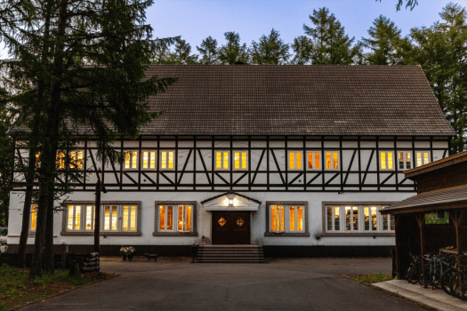 【センターハウス】フロントと売店はこちら。薪や炭、食材、レンタル用品など豊富に取り揃えております。