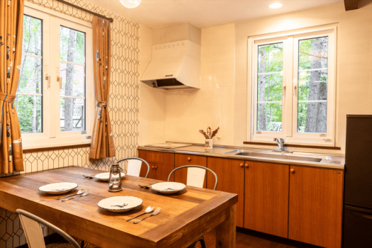 2口のIHコンロを備えた広々としたキッチン。食器や調理道具も一式揃えております。