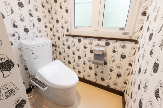 【コテージ】トイレの壁紙にもこだわり、ちょっとした時間にも心擽る空間に。