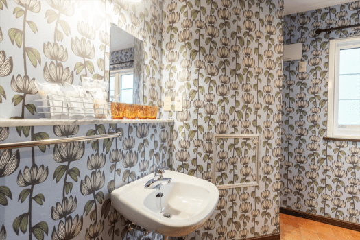 【コテージ】朝の身支度が楽しくなる洗面スペース。