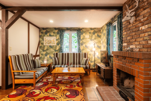 【コテージ】ドイツのヴィンテージ家具を揃え、ヨーロッパの雰囲気を演出。ゆったり温もり溢れるリビング。