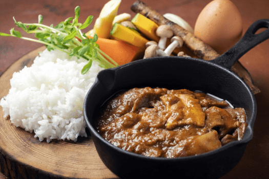 十勝産ポークを贅沢に使用。野菜の甘みとスパイスの香りが絶妙に絡み合う技ありカレー。