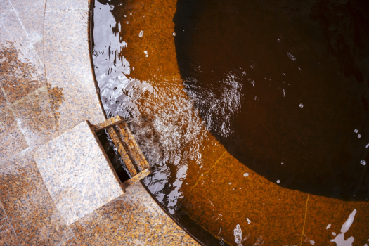 茶褐色でとろみのある『天然モール温泉』。アイヌの人々に「薬の沼」として親しまれた湯を存分に。 茶褐色でとろみのある『天然モール温泉』。アイヌの人々に「薬の沼」として親しまれた湯を存分に。