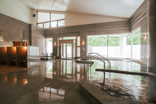 【大浴場】源泉掛け流しである、帯広駅前「ふく井ホテル」から運んだ天然モール温泉が楽しめます。