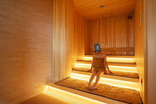 【フィンランド式サウナ】中札内の森を望む広々とした空間で、自らと対峙し「ととのう」体験を――。 【フィンランド式サウナ】中札内の森を望む広々とした空間で、自らと対峙し「ととのう」体験を――。
