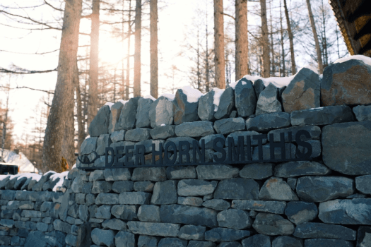 【ディアホーン】イギリスの伝統的な石積み技術を凝縮したドライストーンウォーリングでお出迎え！