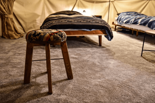 ［ドームテント］各テントにシングルベッド2台と、ローコット（簡易ベッド）2台をご用意しております。