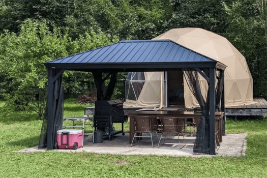 ［ドームテント］雨の日でも虫が気になる日でも安心。快適な空間でゆっくりBBQをお楽しみいただけます。