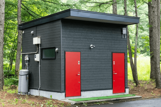 ご宿泊テントの近くに、屋外トイレを設置しておりますので安心です。