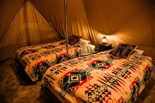 ［テント］各テントにシングルベッド2台と、ローコット（簡易ベッド）2台をご用意しております。