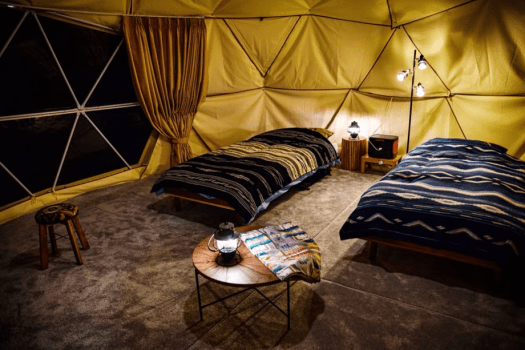 ［ドームテント］各テントにシングルベッド2台と、ローコット（簡易ベッド）2台をご用意しております。