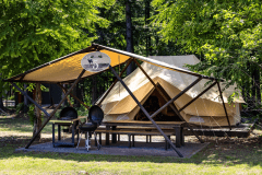 個々のテントに隣接した専用のBBQスペース。大型のタープ付で雨でも安心♪