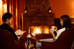 【コテージ】クラシカルな家具に囲まれ、会話を愉しむ穏やかな時間――。