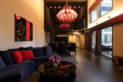 【プレジデンシャル】開放感溢れる暖炉付リビングに豪華なシャンデリアが煌めく上質空間。