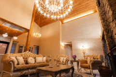 【プリンセス】天井高8mの暖炉付リビングに豪華なシャンデリア。